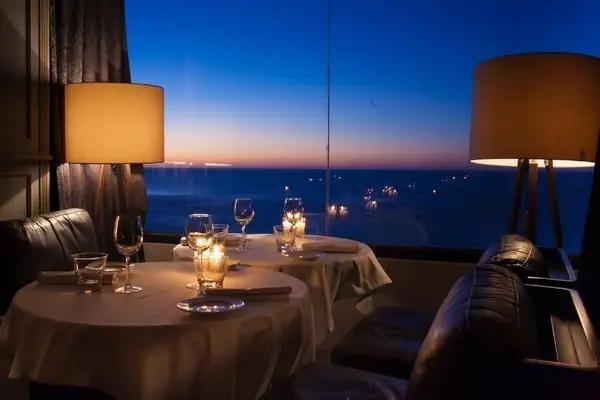 Cena a la luz de las velas frente al océano al atardecer, Casablanca