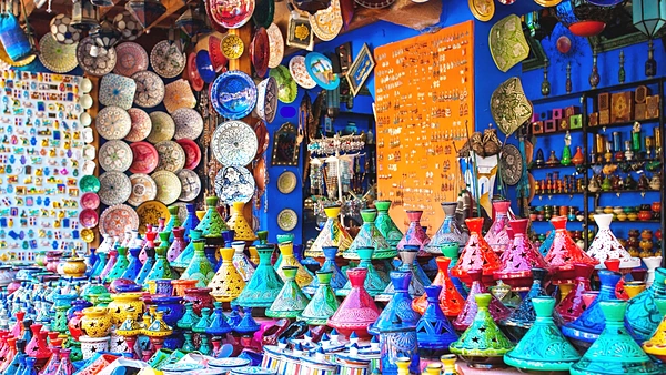 Puesto de zoco repleto de tajines y platos de cerámica pintados de todos los colores