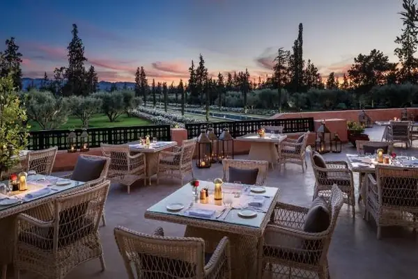 Terraza al atardecer frente al Atlas, Marrakech