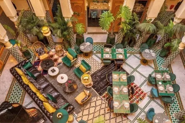 Vista cenital de las arcadas de un riad, medina de Casablanca