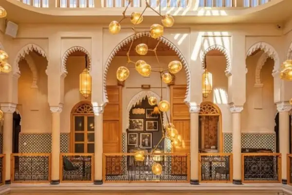 Patio de riad con arcadas en la medina de Casablanca