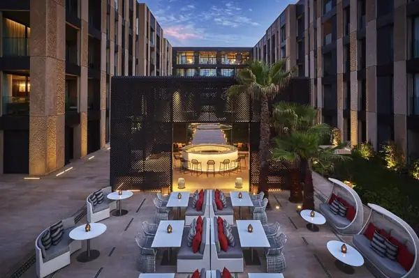 Patio interior del Four Seasons al anochecer, Casablanca