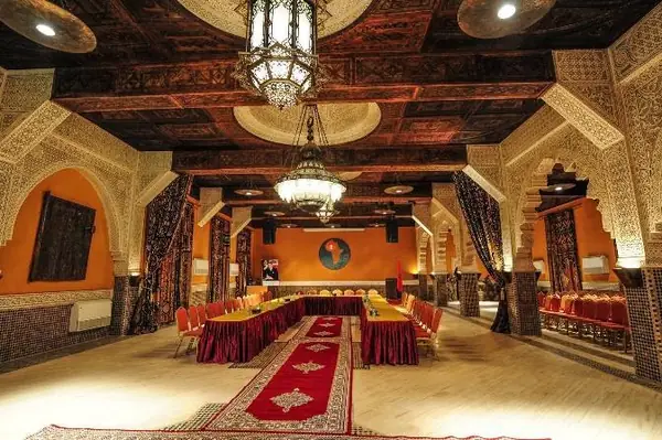 Comedor de una kasbah-hotel con farolillos cincelados, Merzouga