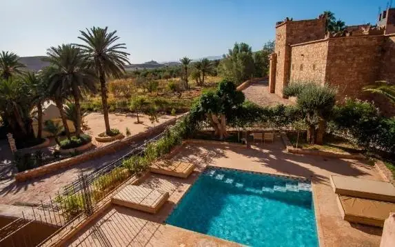 Kasbah, piscina y palmeral vistos desde el cielo, Ouarzazate