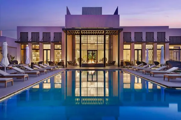 Piscina del Conrad Rabat Arzana al atardecer