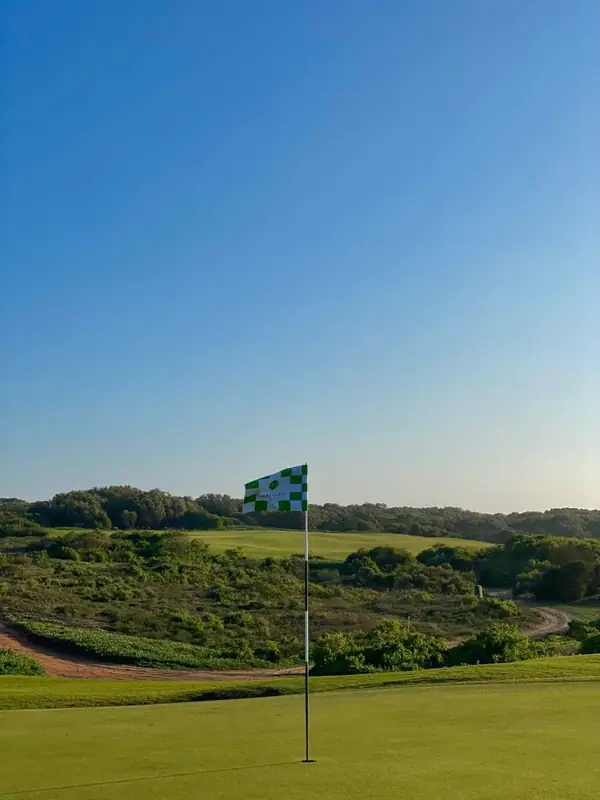Bandera en un green, campo de golf en Marruecos