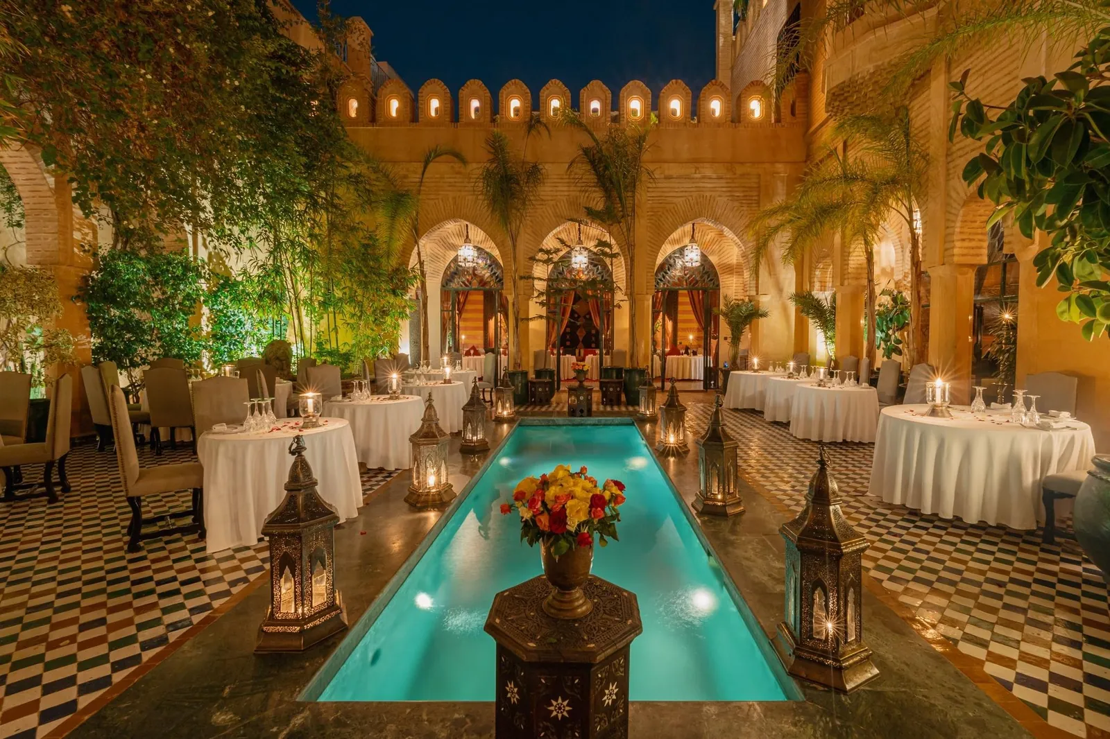 Patio de riad iluminado con estanque, Dar Yacout en Marrakech