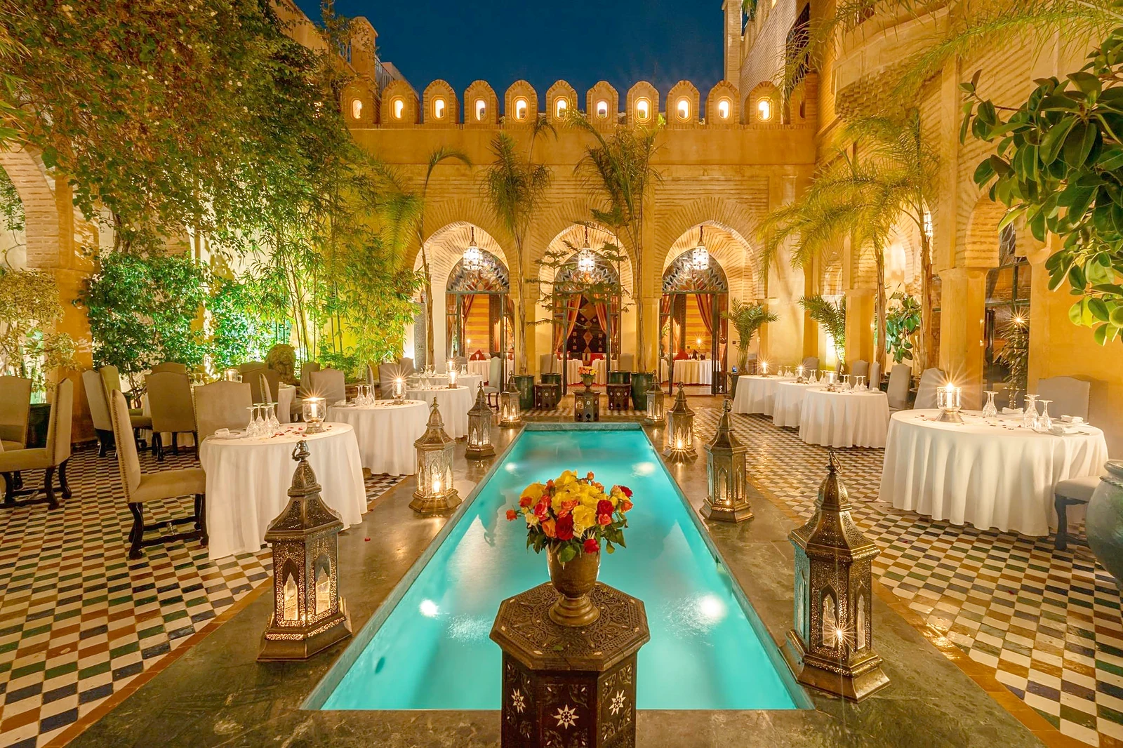 Patio de riad iluminado con estanque, Dar Yacout en Marrakech