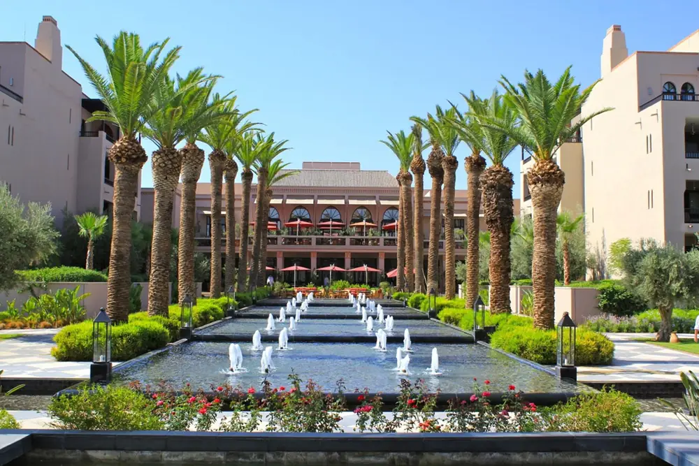 Jardines y estanques de un palacio en Marrakech