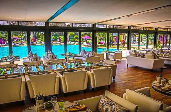 Restaurante abierto a la piscina del Sofitel Jardin des Roses, Rabat