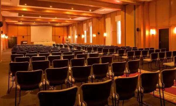Gran sala de conferencias de madera dispuesta en teatro, Marrakech
