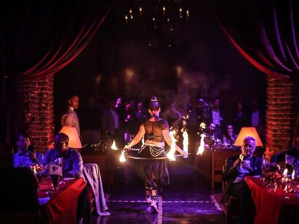 Cena espectáculo con número de fuego durante una velada de empresa en Marrakech