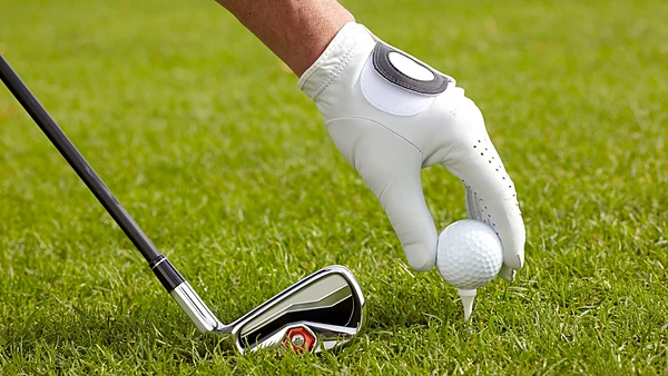 Bola de golf sobre el tee, lista para la salida