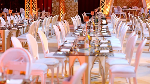 Mesas preparadas para una cena de gala