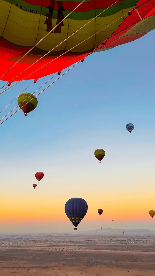 Globos aerostáticos al amanecer sobre el desierto