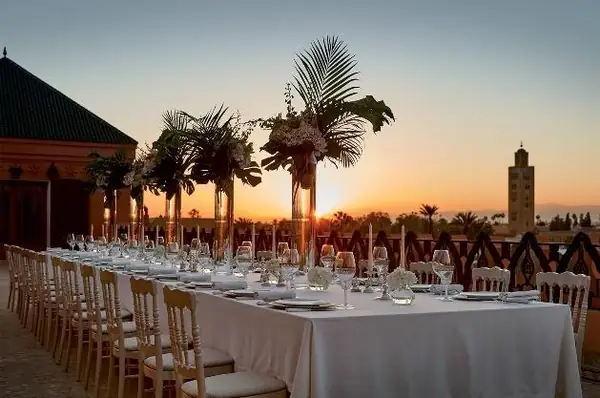 Mesa de recepción preparada al atardecer, Royal Mansour Marrakech