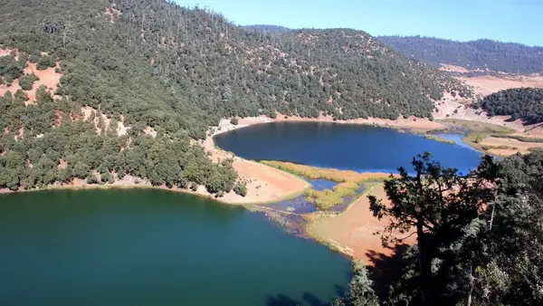 Lago de Bin El Ouidane entre las colinas boscosas del Atlas