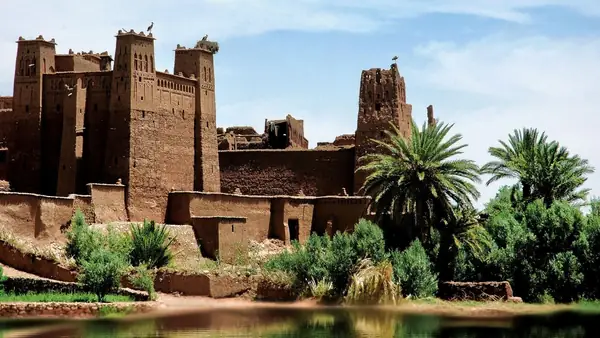 Kasbah de tapial rodeada de palmeras