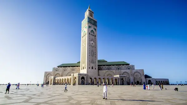 Mezquita Hassan II y su minarete bajo un cielo azul, Casablanca