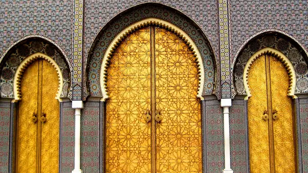Puertas doradas y zellige del palacio real de Fez