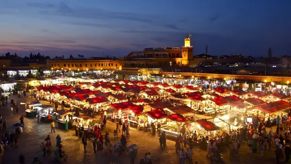 Plaza Jemaa el-Fna iluminada al caer la noche, Marrakech