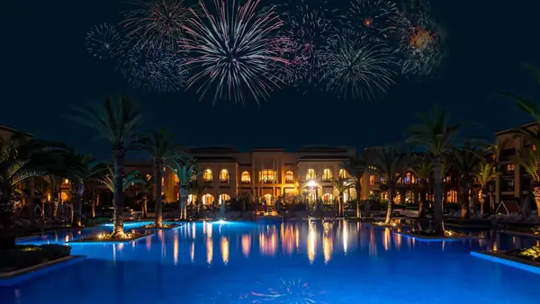 Piscina de un palacio iluminada bajo fuegos artificiales