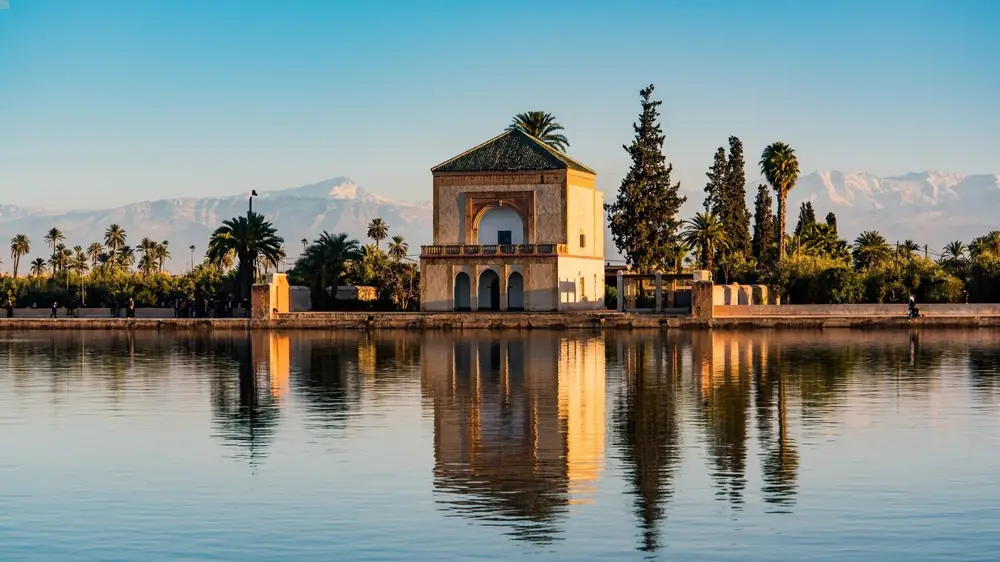 Pabellón de la Menara y su estanque frente al Atlas, Marrakech