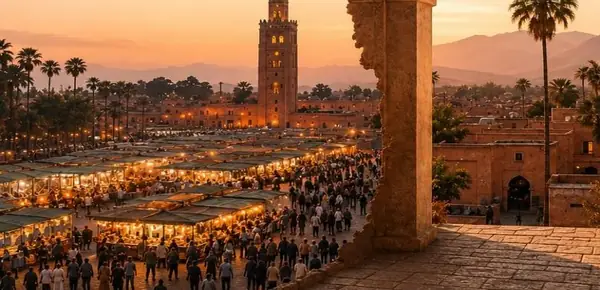 Plaza Jemaa el-Fna y minarete de la Kutubía al anochecer